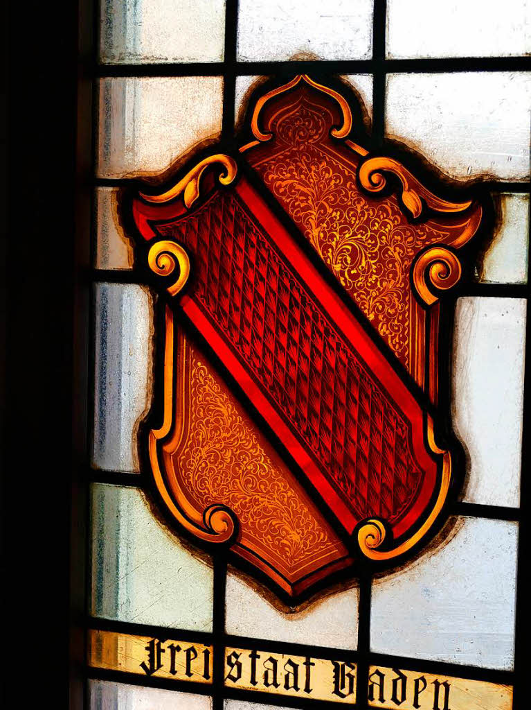 Die Buntglasfenster im Treppenhaus erinnern an die Geschichte des alten Rathauses Nollingen-Warmbach