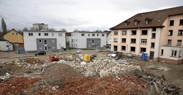 Zwei Neubauten stehen, ansonsten liegt das Areal brach.   | Foto: Christoph Breithaupt