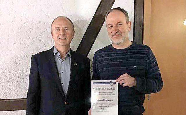 Hans-Jrg Hosch (rechts) erhielt von J...m die Urkunde fr seine Vereinstreue.   | Foto: dieter fink