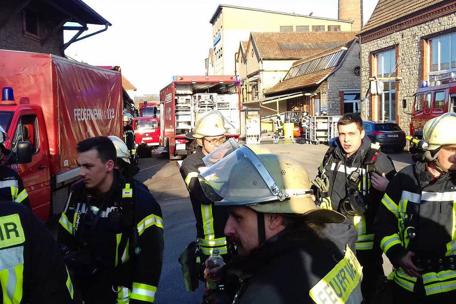 Bei der Lauffenmühle in Lörrach-Brombach ist ein Container mit Chemikalien in Brand geraten. Laut Polizei ist die Situation unter Kontrolle. (Foto: Peter Gerigk) Bei der Lauffenmühle in Lörrach-Brombach ist ein Container mit Chemikalien in Brand geraten. Laut Polizei ist die Situation unter Kontrolle. (Foto: Peter Gerigk)