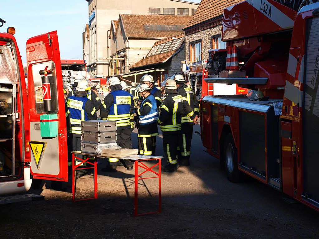 Bei der Lauffenmhle in Lrrach-Brombach ist ein Container mit Chemikalien in Brand geraten. Laut Polizei ist die Situation unter Kontrolle.