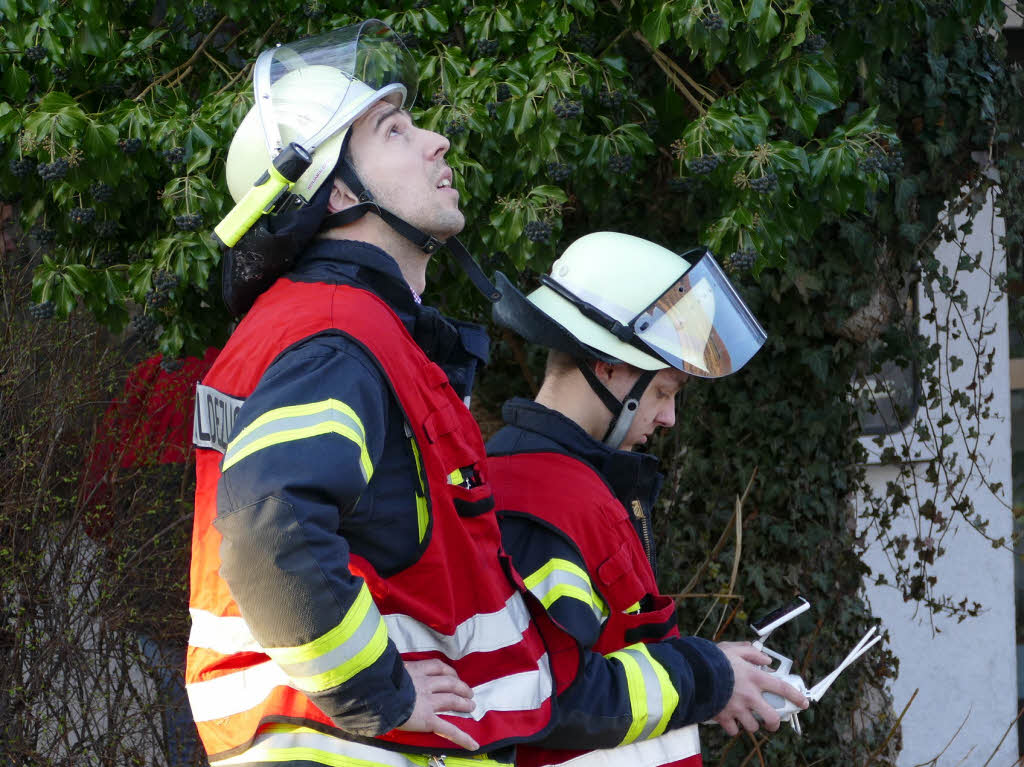 Kameramnner: Feuerwehrleute steuern eine<ppp></ppp>