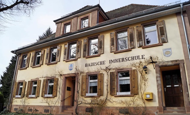 Im frheren Schul- und Rathaus in Ober...h ist eine Imkerschule untergebracht.   | Foto: Storck