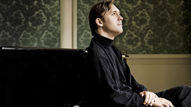 Pianist Florian Uhlig spielt mit dem Kammerorchester Stuttgart im Burghof.   | Foto: Marco Borggreve