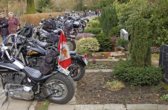 Der Friedhof als Parkplatz? Wenn die H... drckt auch die Polizei ein Auge zu.   | Foto: hsl