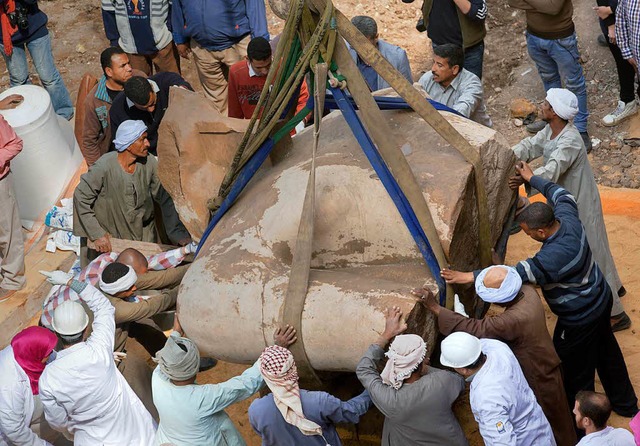 Die Ramses-Statue wird geborgen.  | Foto: dpa
