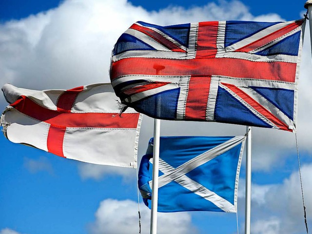 Schottlands Fahne (hinten) knnte nach... zweiten Referendum bald allein wehen.  | Foto: dpa