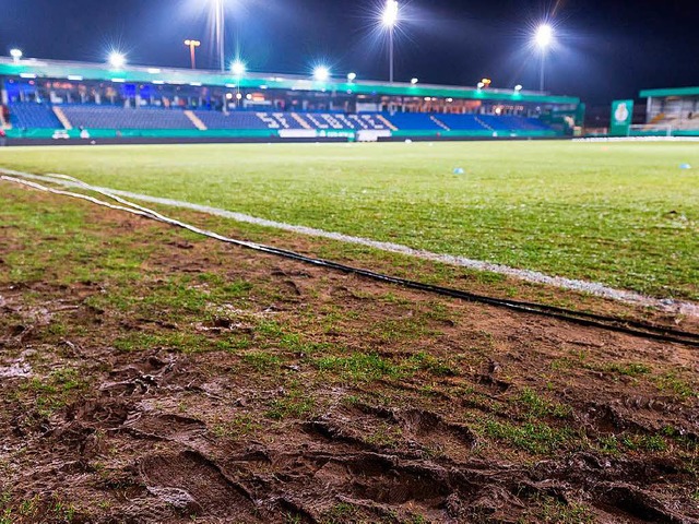 Im Frimo-Stadion von Lotte wird am Die...; vermutlich mit viel weniger Schlamm.  | Foto: dpa