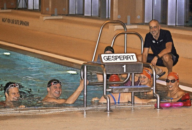 Gut gelaunt beim Schwimmtraining im Hallenbad mit Trainer Roland Braxmaier.   | Foto: Privat