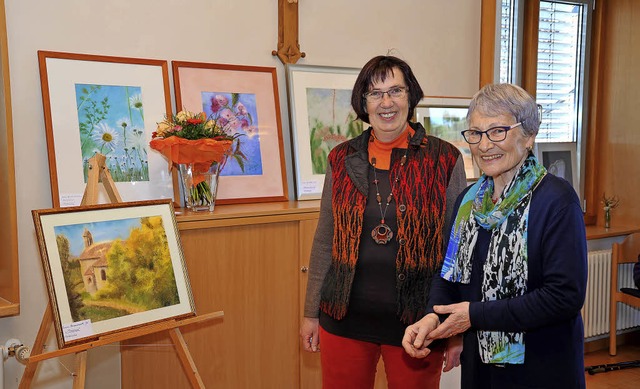 Malerin Gisela Schrger (rechts) gibt ...a Weis dankte ihr bei der Vernissage.   | Foto: Horst Dauenhauer