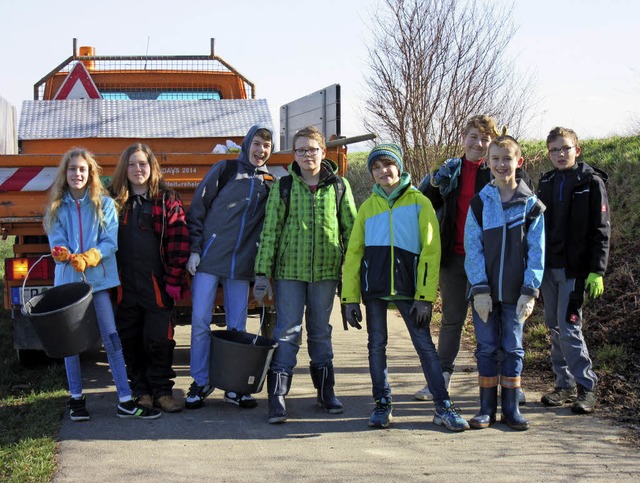 Die Klasse 6a der Johanniter-Realschul...Feld- und Bachputzete in Heitersheim.   | Foto: Privat