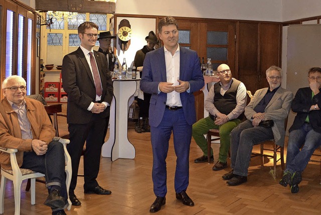 Andreas Schwab (Mitte) beim Vortrag im... stellte den Europa-Abgeordneten vor.   | Foto: Nikolaus Bayer