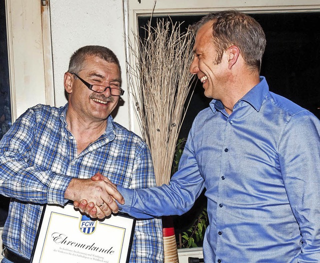Erstes Ehrenmitglied des jungen FC Wal...e der 2. Vorsitzende Andreas Proksch.   | Foto: Rothermel