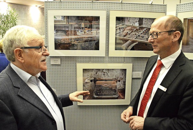 Herbert Weniger, Vorsitzender der Foto...r Sparkasse Schopfheim zu sehen sind.   | Foto: Edgar Steinfelder