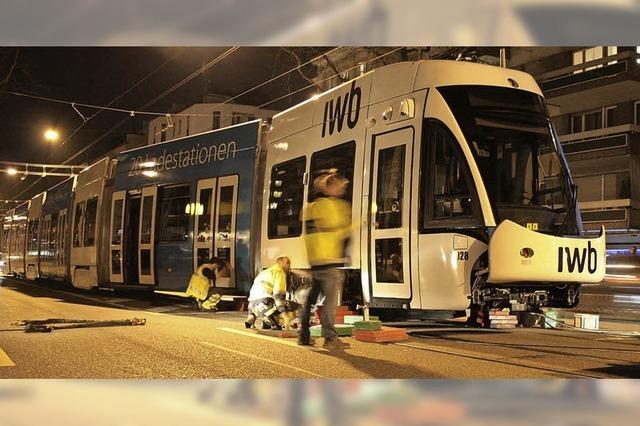 Straenbahn fhrt pltzlich auf zwei Gleisen