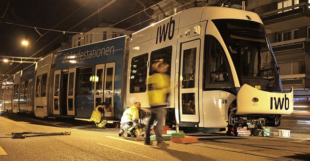 Der Strungsdienst bringt die Tram wieder ins richtige Gleis.   | Foto: BVB