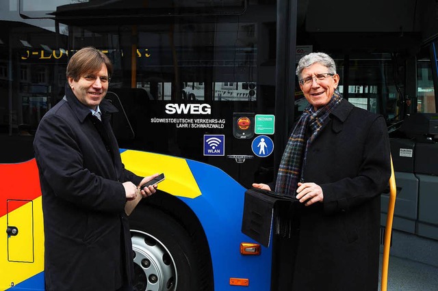 SWEG-Vorstand  Johannes Mller (links)...olfgang G. Mller das kostenlose WLAN.  | Foto: Christoph Breithaupt
