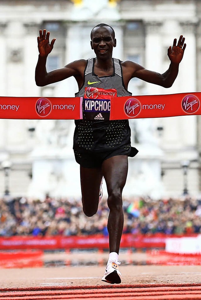 Luft er als erster Mensch den Marathon unter zwei Stunden? Eliud Kipchoge   | Foto: AFP