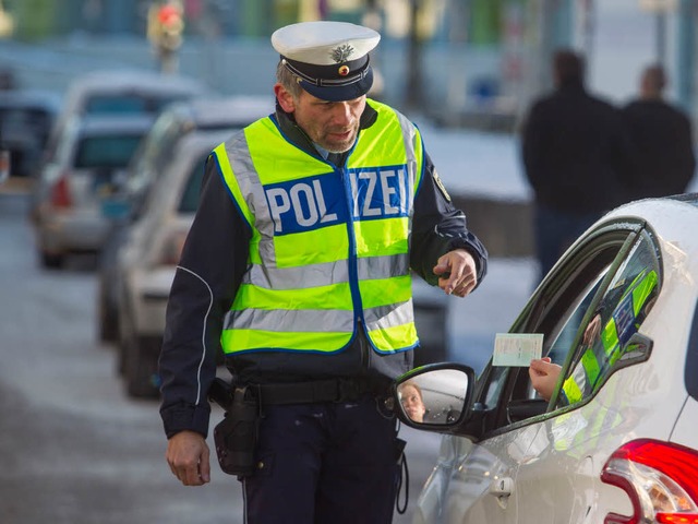 Polizeikontrolle (Symbolbild)  | Foto: dpa-tmn