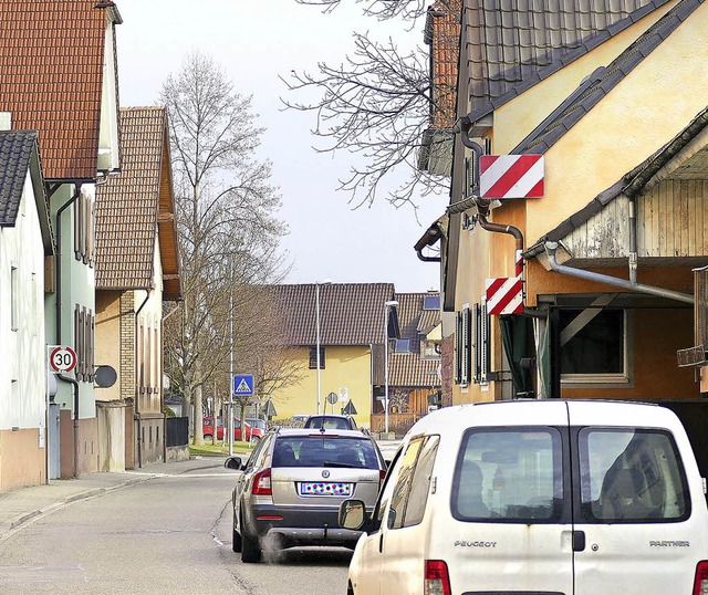 Zwei rotweie Warnschilder am Haus in ...en vor Beschdigungen offenbar nicht.   | Foto: Klaus Fischer