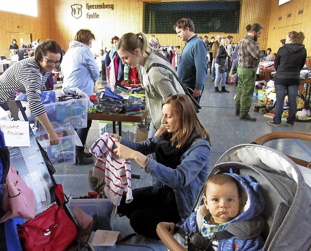 Reges Kaufen und Verkaufen herrschte b...chen-Flohmarkt in der Herrenberghalle.  | Foto: Reiner Merz