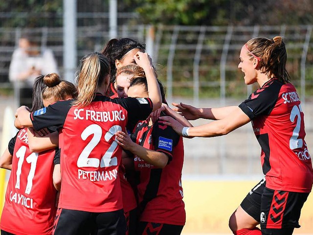 Hasret Kayikci (Nummer 11) erzielte da... Mitspielerinnen bejubeln den Treffer.  | Foto: Achim Keller