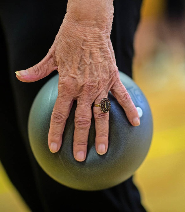 Ball-Gymnastik hlt fit.   | Foto: dpa