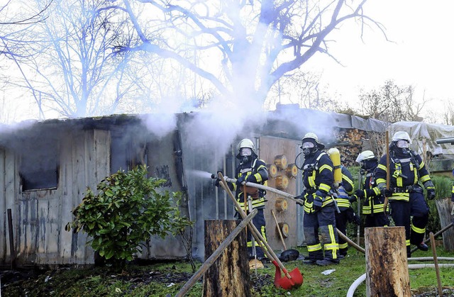 Die Sulzer Wehr bekmpft den Brand einer Htte.  | Foto: Wolfgang Knstle