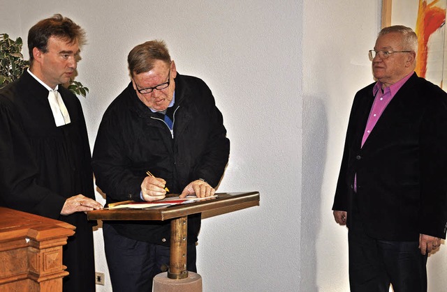 Pfarrer Michael Donner wechselt nach L...it Verwaltundttigkeiten belastet ist.  | Foto: Jutta Schtz
