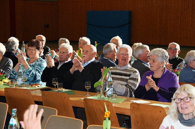 Spendabel mit Beifall zeigten sich die...nger Senioren beim Seniorennachmittag.  | Foto: Horst David