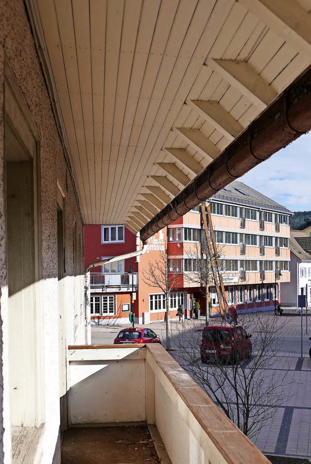 Blick vom Balkon des Hauses Lickert auf die Nachbarn.   | Foto: Bury