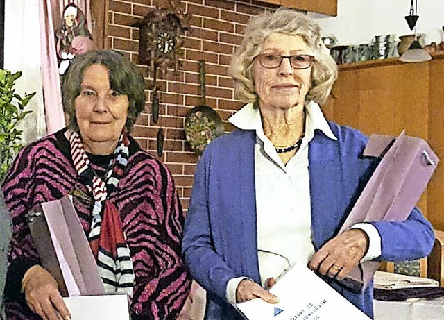 Edith Bergmann (links) wurde fr 40 Ja... bereits seit 50 Jahren TCL-Mitglied.   | Foto: Privat