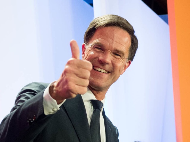 Daumen hoch: Mark Rutte hat die Wahl in den Niederlanden gewonnen.  | Foto: dpa