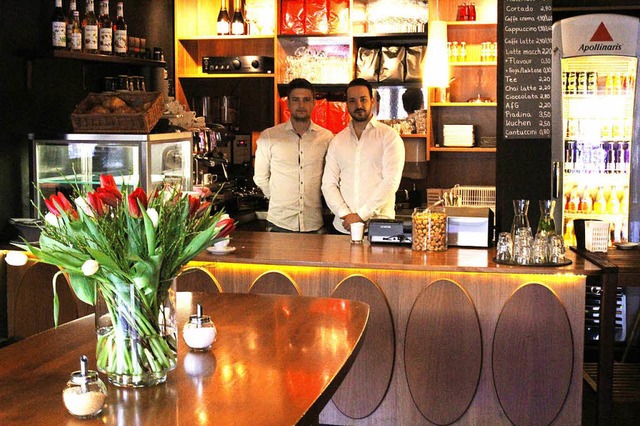 Das ehemalige Bermuda-Caf heit jetzt...euen Inhaber Davide Conforto (rechts).  | Foto: Laura Wolfert