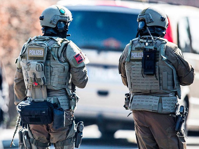 Spezialkrfte konnten am Vormittag zwe... der Sparkasse in Duisburg festnehmen.  | Foto: dpa