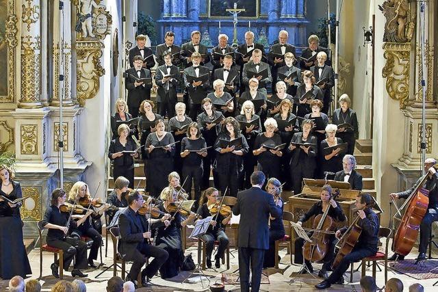 Die katholische Bezirkskantorei Ortenau singt in der Kirche St. Martin