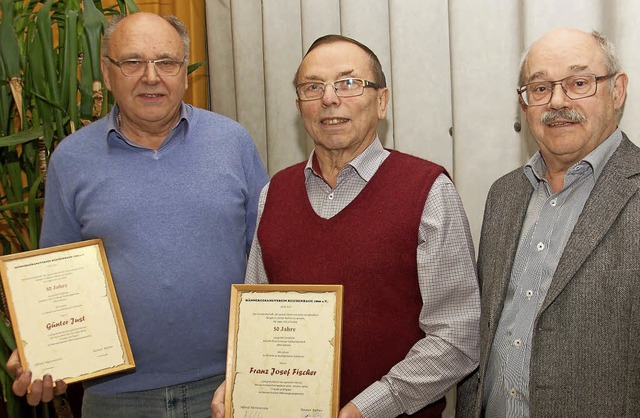 Gnter Just und Franz-Josef Fischer (v...schaft im Mnnergesangverein  geehrt.   | Foto: Wolfgang Beck