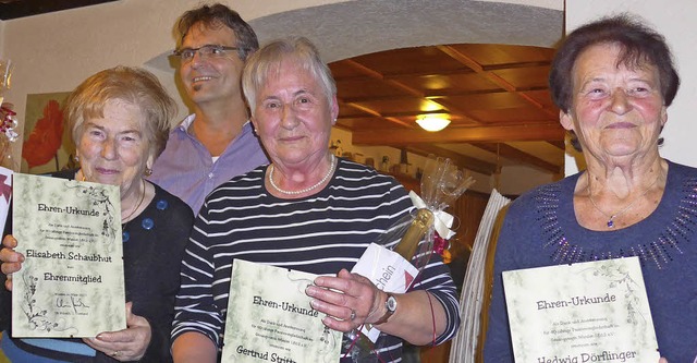 Neue Ehrenmitglieder: Elisabeth Schaub...ter und  Hedwig Drflinger (von links)  | Foto: Gesangverein Wieslet