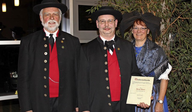 Klaus Ritter (Mitte) wurde fr seine V...e Stellvertreterin Agnes Wrne geehrt.  | Foto: mario schneberg