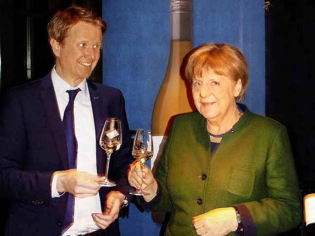 Thomas Weiler, Geschftsfhrer der WG ...kel einen Wein der Genossenschaft vor.  | Foto: privat