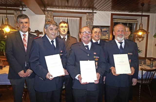 Fr 40 Jahre Feuerwehrdienst  wurden A...0;  Thomas Weber ( hinten, v. links).   | Foto: Helmut Hringer