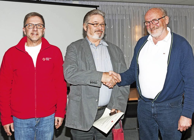 Ortsvorsteher Manfred Schssele (recht...tsvorsitzende Stefan Pfister (links).   | Foto: Helmut Rothermel