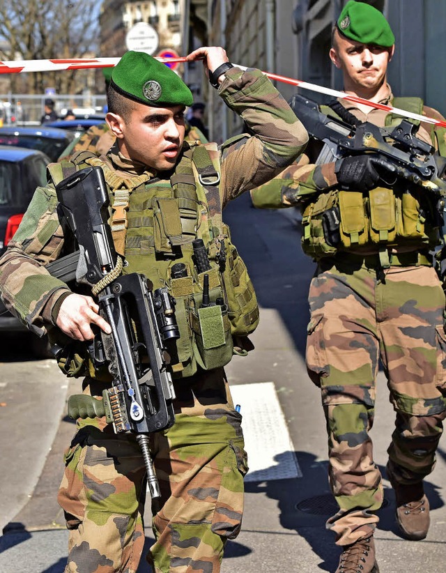 Soldaten sichern das  IWF-Gebude in Paris.   | Foto: AFP