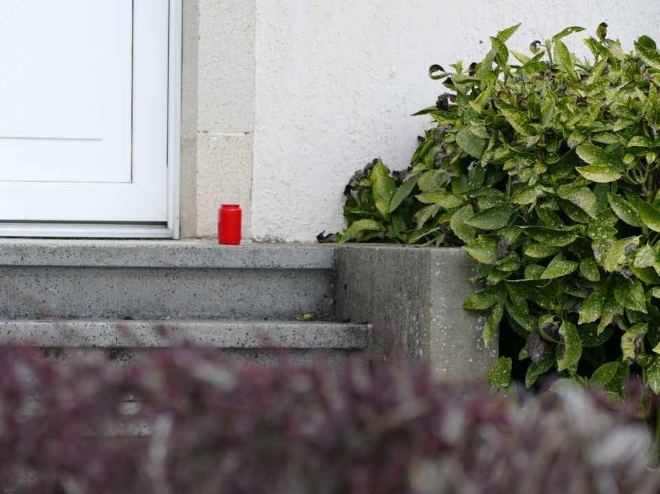 Vor der Haust�r des Wohnhauses, in dem...at, hat jemand eine Kerze aufgestellt.  | Foto: Lena Marie J�rger