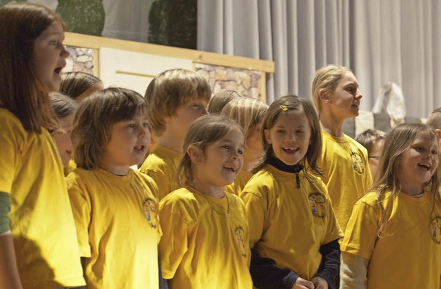 Der Schulchor der Alemannenschule singt auf der Bhne.   | Foto: Privat