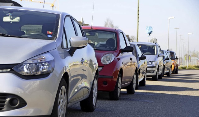 Kein seltener Anblick: falsch parkende Autos in Rheinfelden   | Foto: Herceg