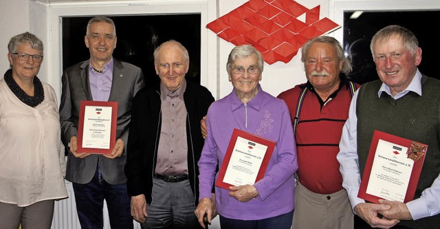 Die Vorsitzende Ines Zeller gratuliert...g des Schwarzwaldvereins (von links).   | Foto: Reinhard Herbrig