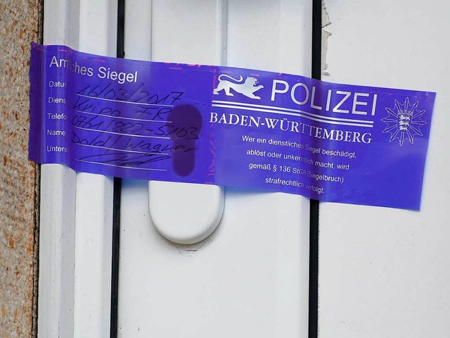 Polizeisiegel an der Wohnungstr des Ehepaares in Emmendingen  | Foto: Lena MArie Jrger