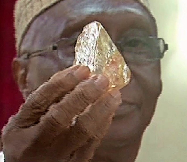 706 Karat hat der Diamant.  | Foto: dpa