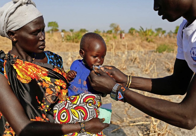 Erdnusspaste gegen den Hunger: Ein UN-...orgt eine Frau mit Kind im Sdsudan.    | Foto: DPA